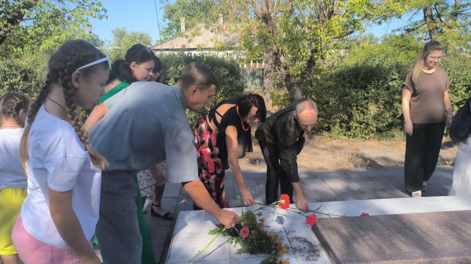 Первого сентября в День освобождения города Красный Луч от немецко-фашистских захватчиков на Братских могилах и мемориалах округа, в память обо всех погибших защитниках и освободителях, прошли церемонии возложения цветов и... Первого сентября в День освобождения города Красный Луч от немецко-фашистских захватчиков на Братских могилах и мемориалах округа, в память обо всех погибших защитниках и освободителях, прошли церемонии возложения цветов и...