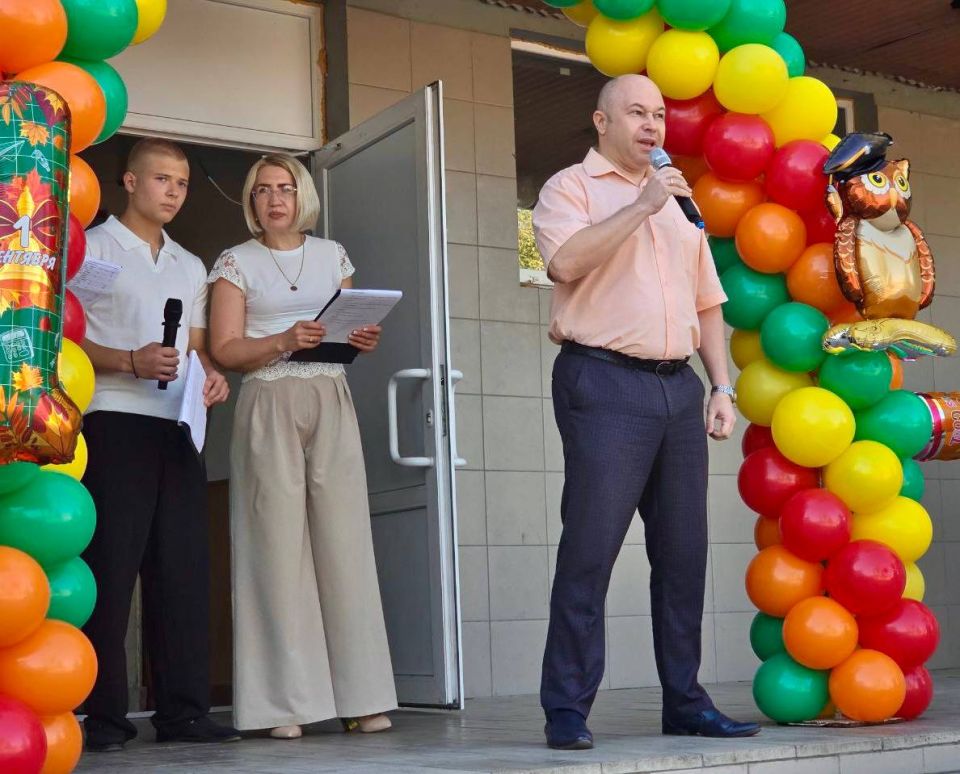 Замминистра труда ЛНР поздравил с началом учебного года учеников и педагогов Луганской школы №8