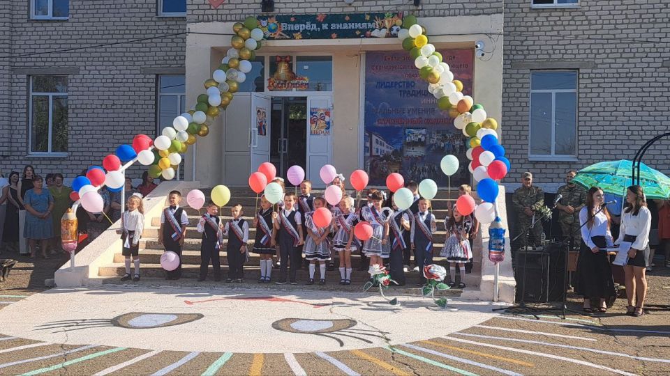 1 сентября в "Станично-Луганской средней школе имени Грекова П.М." прошла торжественная линейка, посвященная Дню знаний 1 сентября в "Станично-Луганской средней школе имени Грекова П.М." прошла торжественная линейка, посвященная Дню знаний