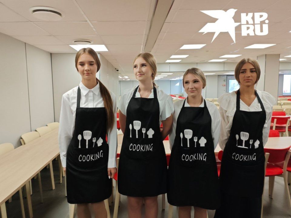 Школьные пирожные и первые дежурные в новой столовой Школьные пирожные и первые дежурные в новой столовой