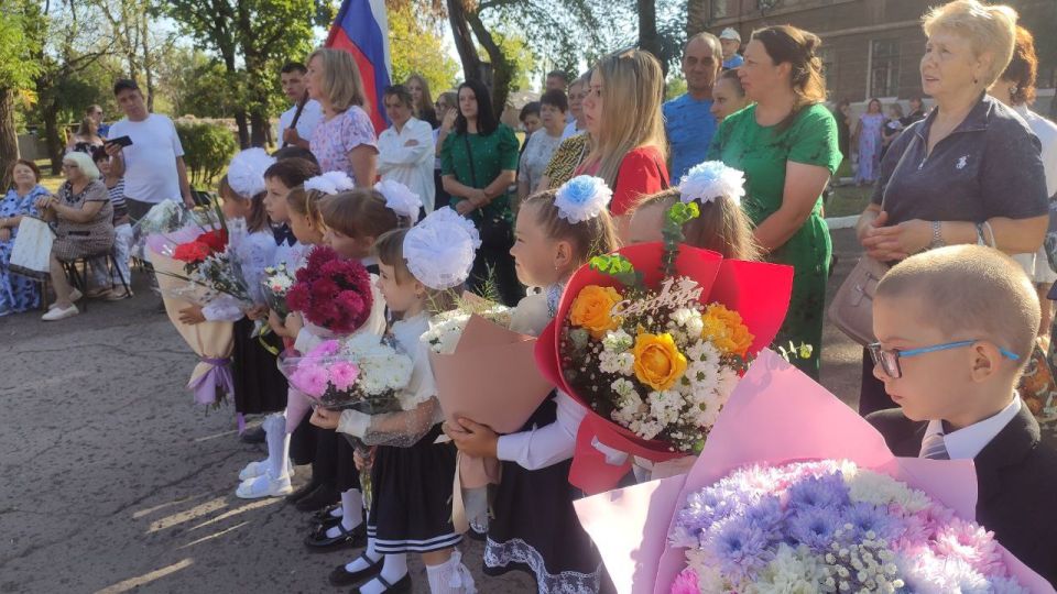 Торжественные линейки в Стаханове: Начало нового учебного года! Торжественные линейки в Стаханове: Начало нового учебного года!