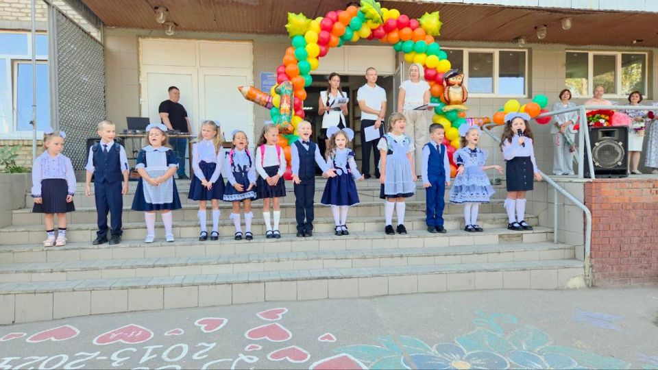 Замминистра труда ЛНР поздравил с началом учебного года учеников и педагогов Луганской школы №8 Замминистра труда ЛНР поздравил с началом учебного года учеников и педагогов Луганской школы №8
