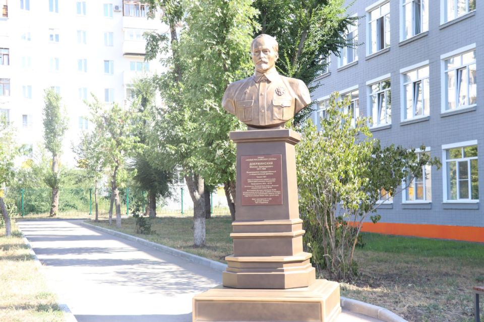 В Северодонецкой школе № 17 торжественно открыт бюст Феликса Эдмундовича Дзержинского В Северодонецкой школе № 17 торжественно открыт бюст Феликса Эдмундовича Дзержинского