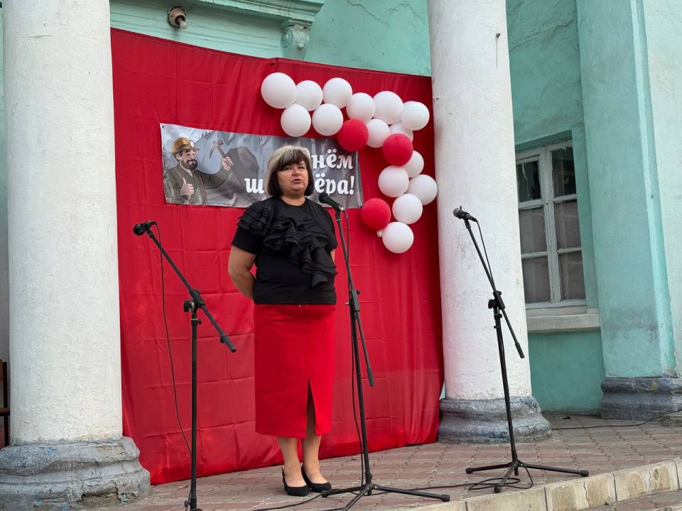 В поселке Северный День Шахтера отметили праздничным концертом В поселке Северный День Шахтера отметили праздничным концертом