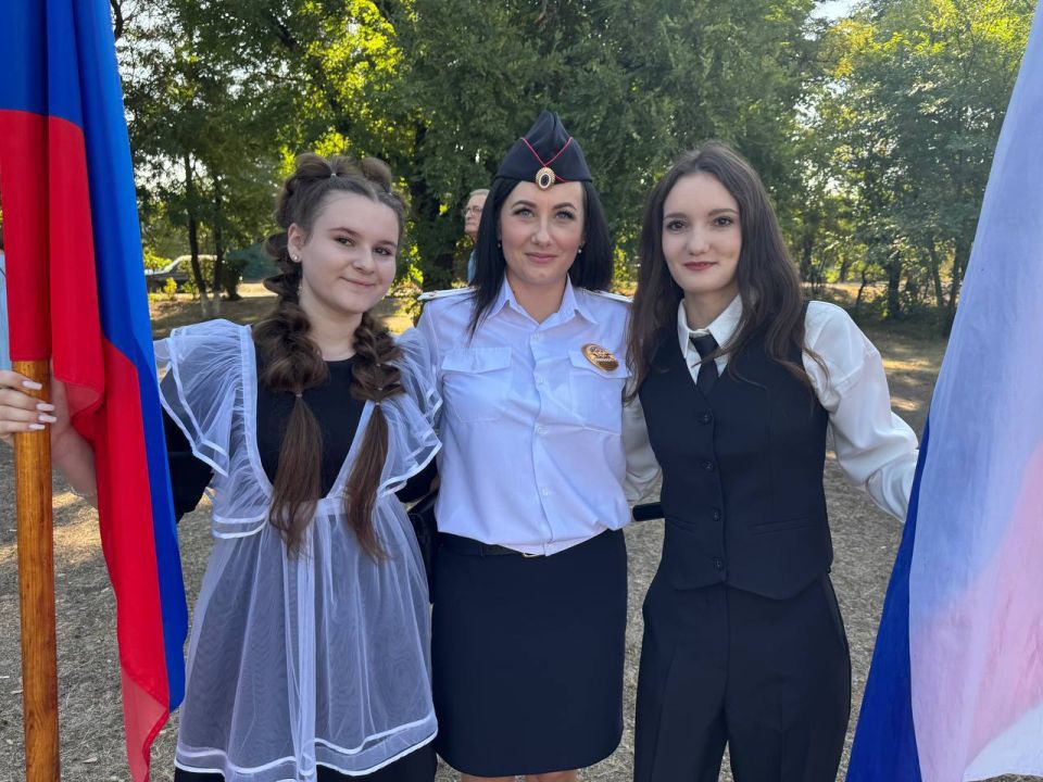 В День Знаний сотрудники Госавтоинспекции поздравляли детей и взрослых с началом учебного года и напоминали о важном-соблюдении ПДД В День Знаний сотрудники Госавтоинспекции поздравляли детей и взрослых с началом учебного года и напоминали о важном-соблюдении ПДД