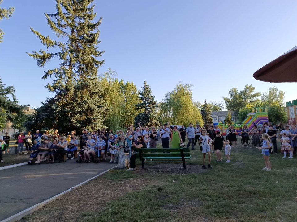 В центральном сквере посёлка городского типа Дубовский, состоялся праздничный концерт «Мой славный край шахтёрский», посвящённый Дню шахтёра и Дню посёлка В центральном сквере посёлка городского типа Дубовский, состоялся праздничный концерт «Мой славный край шахтёрский», посвящённый Дню шахтёра и Дню посёлка