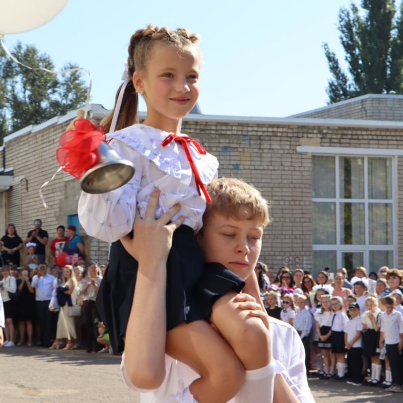 Сегодня, в День знаний, посетила две торжественные линейки — в школе № 18 имени В. Болотова и в школе № 9 имени А. Стаханова Сегодня, в День знаний, посетила две торжественные линейки — в школе № 18 имени В. Болотова и в школе № 9 имени А. Стаханова