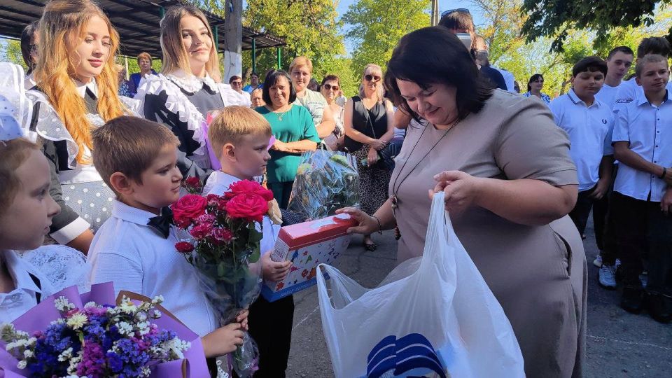 Помощь тем, кто нуждается: «Единая Россия» продолжает акцию «Собери ребёнка в школу» в Антрацитовском округе Помощь тем, кто нуждается: «Единая Россия» продолжает акцию «Собери ребёнка в школу» в Антрацитовском округе