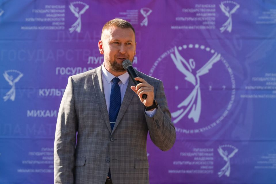 Денис Мирошниченко выступил с напутственным словом перед студентами ЛГАКИ им. М. Матусовского