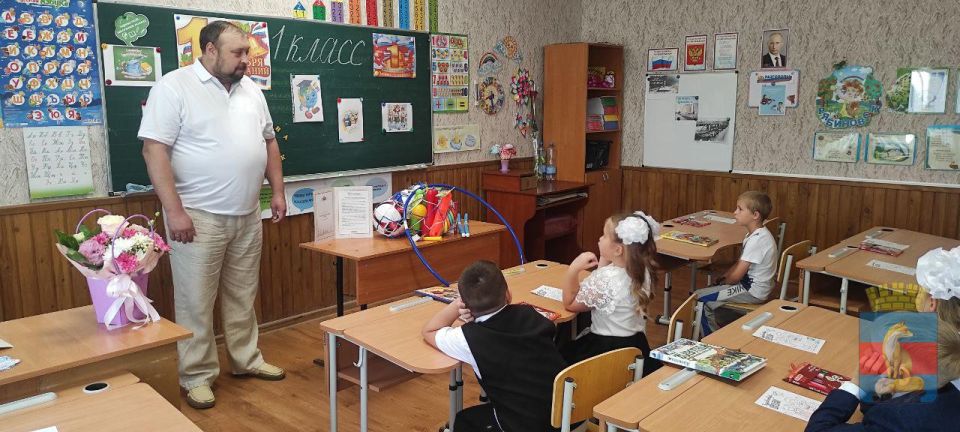 Первоклассники Лисичанска получили подарки от Леонида Пасечника Первоклассники Лисичанска получили подарки от Леонида Пасечника