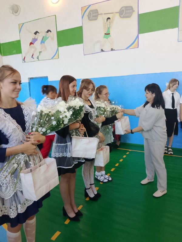 С ДНЁМ ЗНАНИЙ!. Сегодня во всех школах нашего округа прошли торжественные линейки, посвящённые началу нового учебного года С ДНЁМ ЗНАНИЙ!. Сегодня во всех школах нашего округа прошли торжественные линейки, посвящённые началу нового учебного года