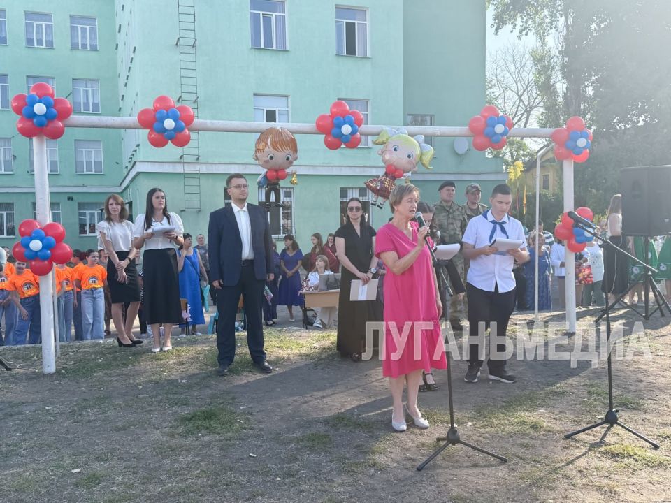 Торжественная линейка прошла в луганской школе № 25 Торжественная линейка прошла в луганской школе № 25