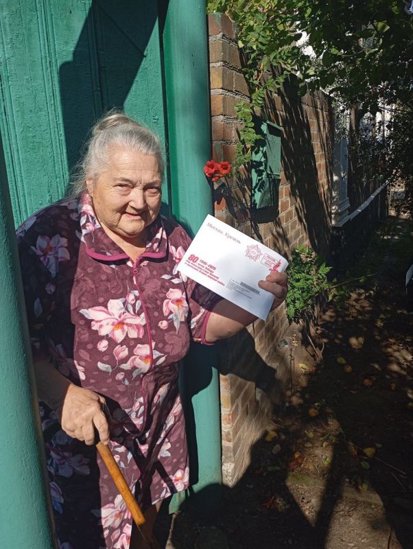В Лутугинском округе продолжаются поздравления ветеранов В Лутугинском округе продолжаются поздравления ветеранов