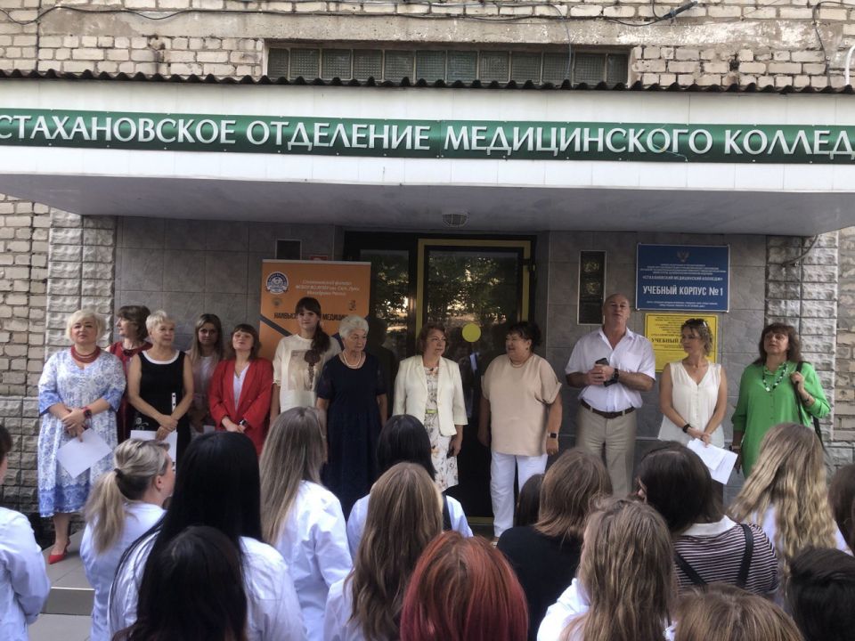 Депутаты и активисты Стахановского местного отделения партии «Единая Россия» посетили торжественные линейки Депутаты и активисты Стахановского местного отделения партии «Единая Россия» посетили торжественные линейки
