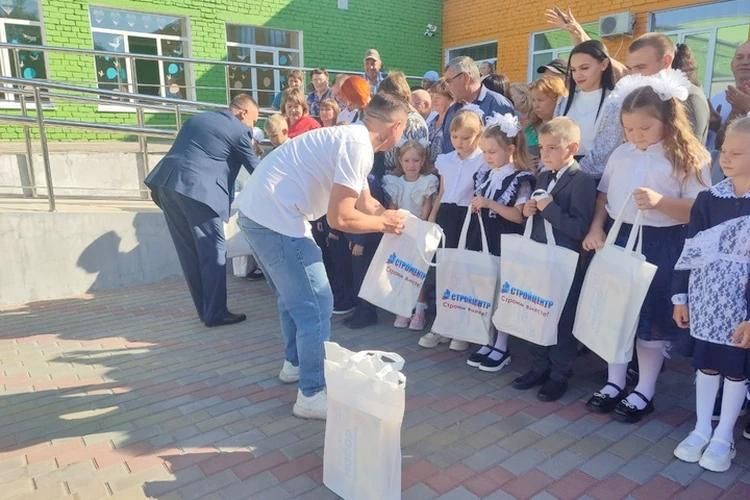 Форма, рюкзаки и канцтовары: Школьники ЛНР получили подарки ко Дню знаний Форма, рюкзаки и канцтовары: Школьники ЛНР получили подарки ко Дню знаний