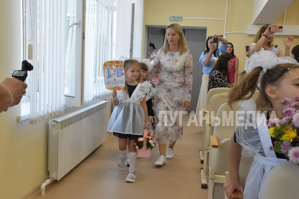 Ученики Северодонецкой школы №17 встретили новый учебный год в обновленной школе Ученики Северодонецкой школы №17 встретили новый учебный год в обновленной школе