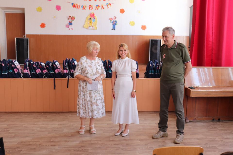 Первоклассники Стаханова получили рюкзаки и канцелярские принадлежности ко Дню знаний от губернатора Омской области Первоклассники Стаханова получили рюкзаки и канцелярские принадлежности ко Дню знаний от губернатора Омской области