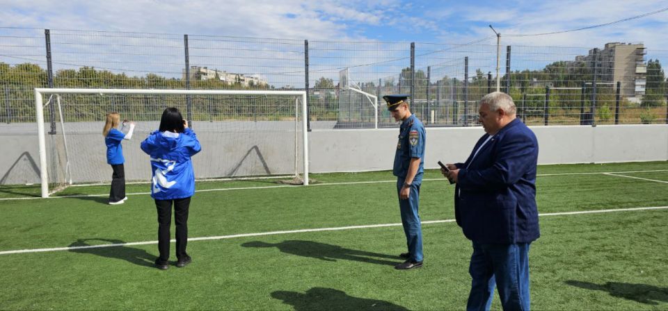 Безопасный спорт: в Красном Луче партийцы проверили футбольное поле Безопасный спорт: в Красном Луче партийцы проверили футбольное поле