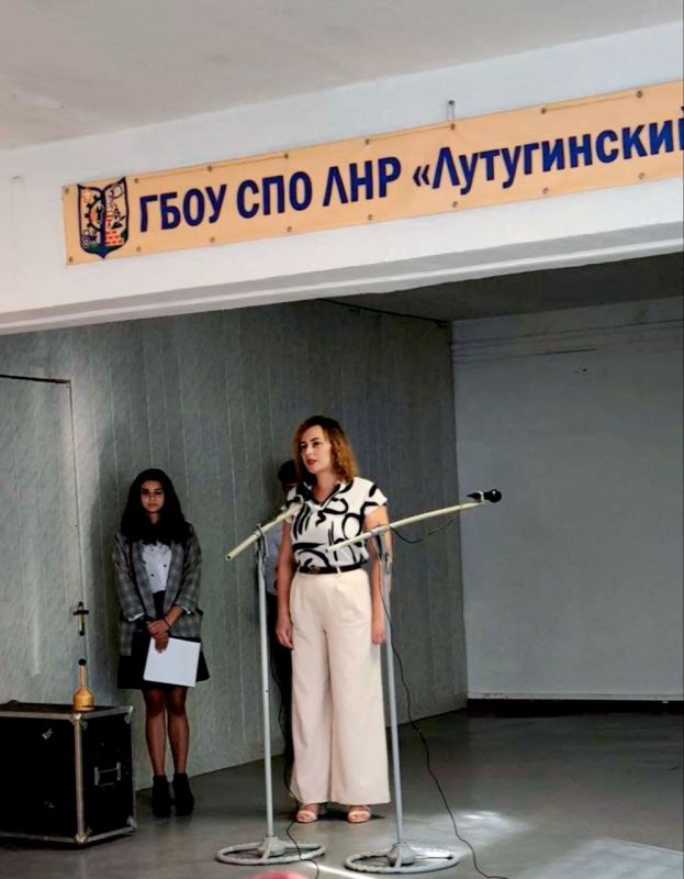 Сегодня я с радостью приняла участие в торжественном празднике, посвященном Дню знаний, который состоялся 1 сентября в Лутугинском колледже Сегодня я с радостью приняла участие в торжественном празднике, посвященном Дню знаний, который состоялся 1 сентября в Лутугинском колледже
