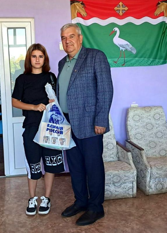 В рамках акции «Собери ребенка в школу», проводившейся с 16 июля по 1 сентября в поддержку партпроекта «Новая школа», во всех отделениях партии «Единая Россия» были организованы пункты сбора школьных принадлежностей В рамках акции «Собери ребенка в школу», проводившейся с 16 июля по 1 сентября в поддержку партпроекта «Новая школа», во всех отделениях партии «Единая Россия» были организованы пункты сбора школьных принадлежностей