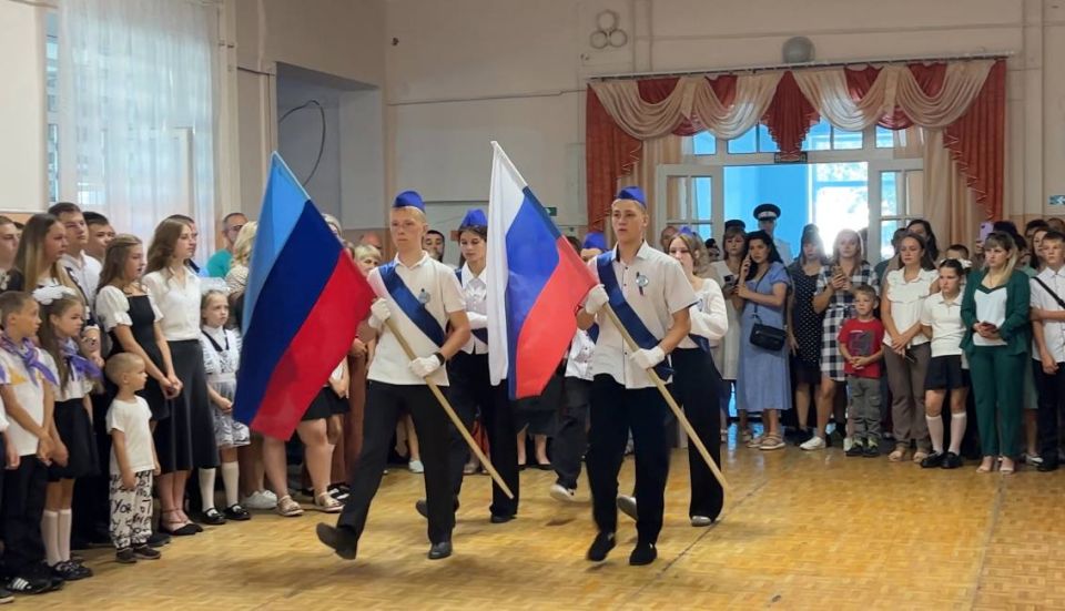 С ДНЁМ ЗНАНИЙ!. Сегодня во всех школах нашего округа прошли торжественные линейки, посвящённые началу нового учебного года С ДНЁМ ЗНАНИЙ!. Сегодня во всех школах нашего округа прошли торжественные линейки, посвящённые началу нового учебного года