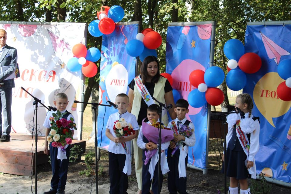 Глава Белокуракинского муниципального округа Кучерявая Ольга и представитель шеф-региона Воронежской области Жадобин Дмитрий поздравили школьников Павловской школы с Днем знаний Глава Белокуракинского муниципального округа Кучерявая Ольга и представитель шеф-региона Воронежской области Жадобин Дмитрий поздравили школьников Павловской школы с Днем знаний