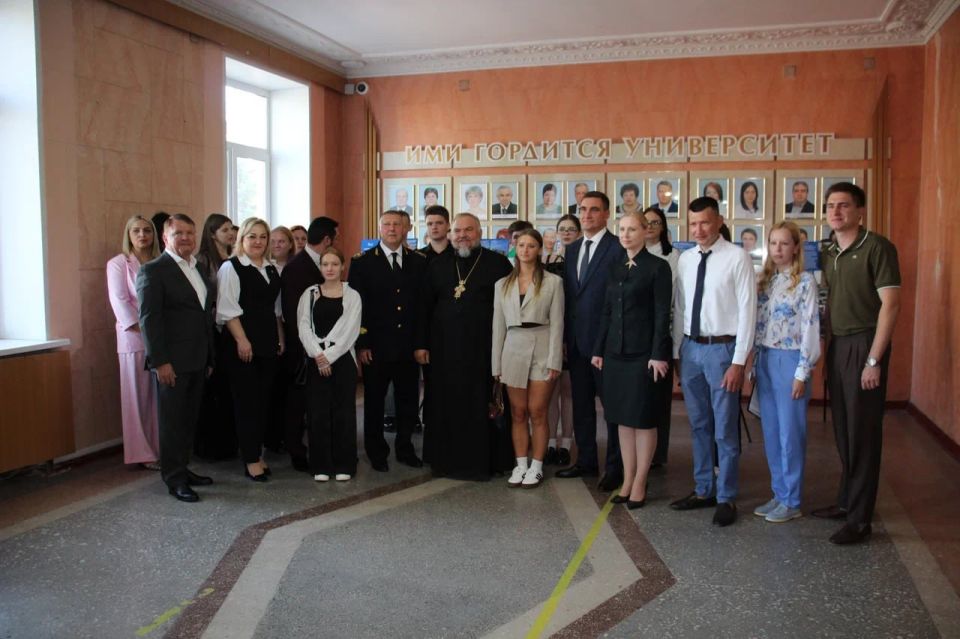 Анна Рослякова приняла участие в открытии фотовыставки о СВО в ДонГТУ Анна Рослякова приняла участие в открытии фотовыставки о СВО в ДонГТУ