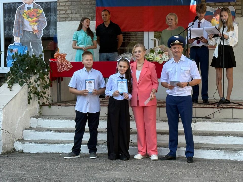 Кировские единороссы приняли участие в торжественных линейках в День знаний и поздравили всех с началом учебного года Кировские единороссы приняли участие в торжественных линейках в День знаний и поздравили всех с началом учебного года