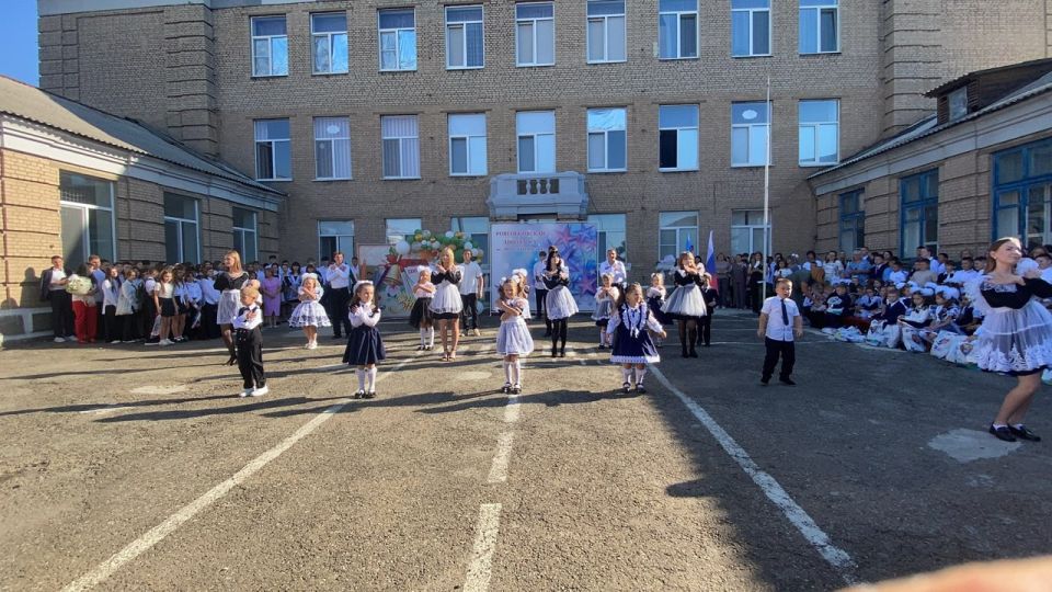 С ДНЁМ ЗНАНИЙ!. Сегодня во всех школах нашего округа прошли торжественные линейки, посвящённые началу нового учебного года С ДНЁМ ЗНАНИЙ!. Сегодня во всех школах нашего округа прошли торжественные линейки, посвящённые началу нового учебного года