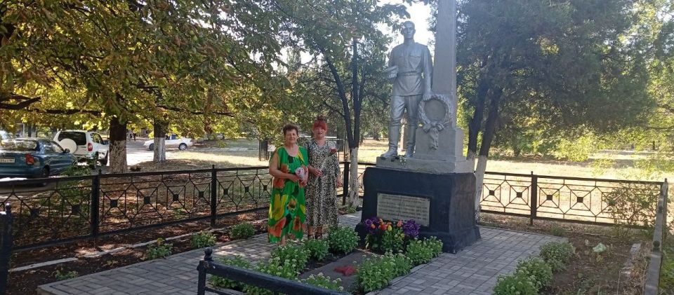 Первого сентября в День освобождения города Красный Луч от немецко-фашистских захватчиков на Братских могилах и мемориалах округа, в память обо всех погибших защитниках и освободителях, прошли церемонии возложения цветов и... Первого сентября в День освобождения города Красный Луч от немецко-фашистских захватчиков на Братских могилах и мемориалах округа, в память обо всех погибших защитниках и освободителях, прошли церемонии возложения цветов и...