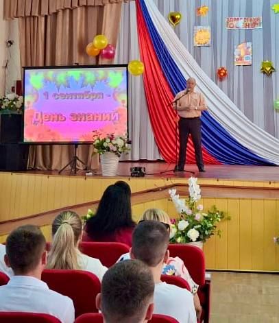 Замминистра труда ЛНР посетил торжественную линейку в Луганском техникуме-интернате