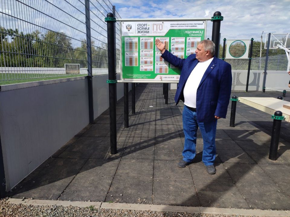 Безопасный спорт: в Красном Луче партийцы проверили футбольное поле Безопасный спорт: в Красном Луче партийцы проверили футбольное поле