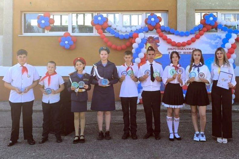 Медали «Луганский характер» получили учащиеся школ Свердловского муниципалитета Медали «Луганский характер» получили учащиеся школ Свердловского муниципалитета