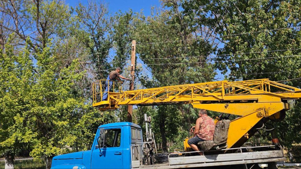 В рамках текущего обслуживания и ремонта уличного освещения специалистами ФЛП «Зырин» были проведены работы на территории пгт Дзержинский: В рамках текущего обслуживания и ремонта уличного освещения специалистами ФЛП «Зырин» были проведены работы на территории пгт Дзержинский: