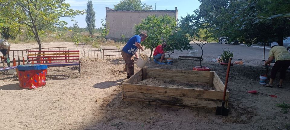 «Единая Россия» в Рубежном продолжает приводить в порядок детские площадки в рамках акции «Яркое детство» «Единая Россия» в Рубежном продолжает приводить в порядок детские площадки в рамках акции «Яркое детство»