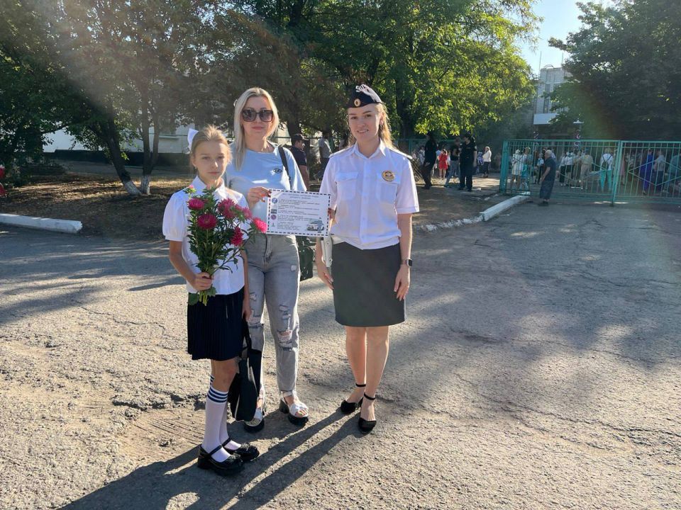 В День Знаний сотрудники Госавтоинспекции поздравляли детей и взрослых с началом учебного года и напоминали о важном-соблюдении ПДД В День Знаний сотрудники Госавтоинспекции поздравляли детей и взрослых с началом учебного года и напоминали о важном-соблюдении ПДД