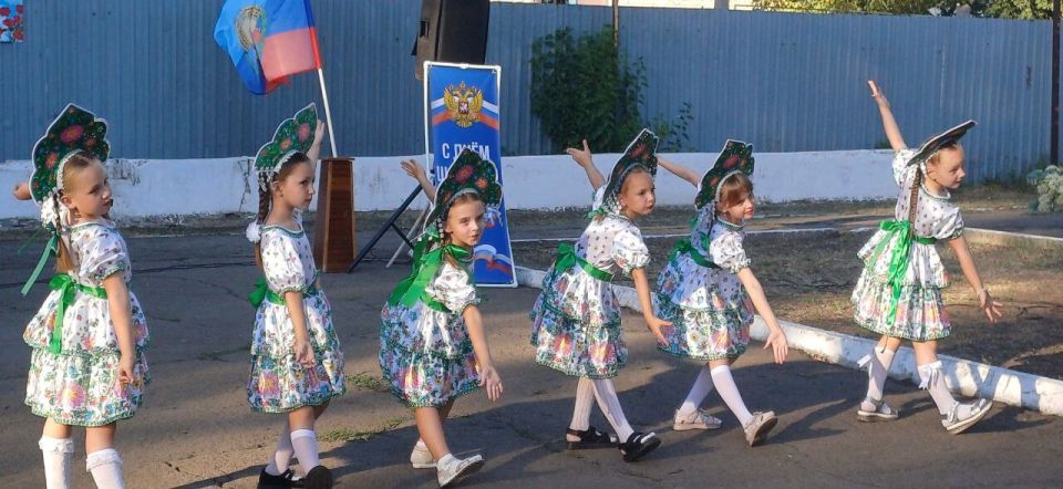 В центральном сквере посёлка городского типа Дубовский, состоялся праздничный концерт «Мой славный край шахтёрский», посвящённый Дню шахтёра и Дню посёлка В центральном сквере посёлка городского типа Дубовский, состоялся праздничный концерт «Мой славный край шахтёрский», посвящённый Дню шахтёра и Дню посёлка
