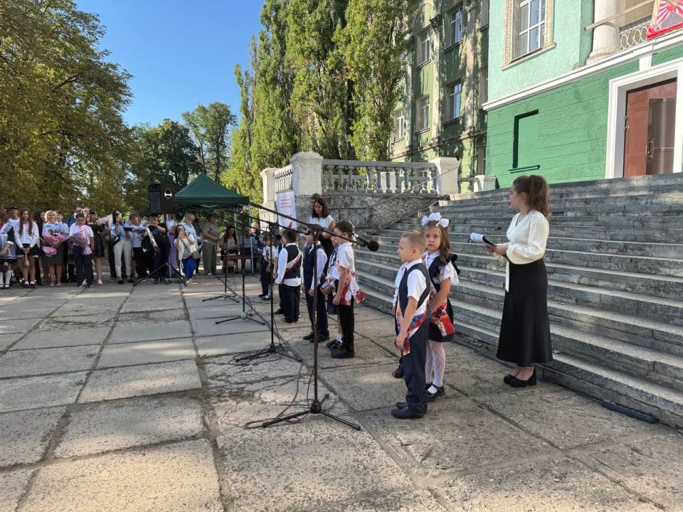 Сегодня с большим удовольствием посетила торжественное мероприятие посвященное Дню знаний и началу нового учебного года! В ГБОУ ЛНР «Краснолучской школе №11» Было очень волнительно и радостно поздравить наших дорогих... Сегодня с большим удовольствием посетила торжественное мероприятие посвященное Дню знаний и началу нового учебного года! В ГБОУ ЛНР «Краснолучской школе №11» Было очень волнительно и радостно поздравить наших дорогих...