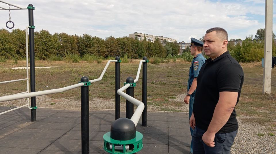 Безопасный спорт: в Красном Луче партийцы проверили футбольное поле Безопасный спорт: в Красном Луче партийцы проверили футбольное поле