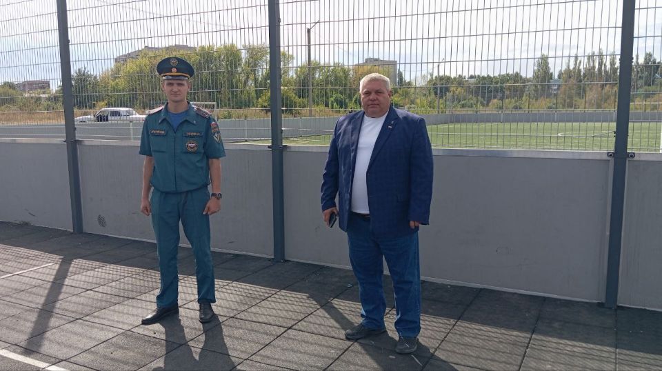 Безопасный спорт: в Красном Луче партийцы проверили футбольное поле Безопасный спорт: в Красном Луче партийцы проверили футбольное поле