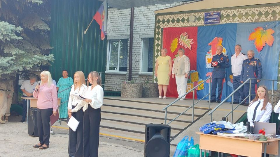 Кировские единороссы приняли участие в торжественных линейках в День знаний и поздравили всех с началом учебного года Кировские единороссы приняли участие в торжественных линейках в День знаний и поздравили всех с началом учебного года