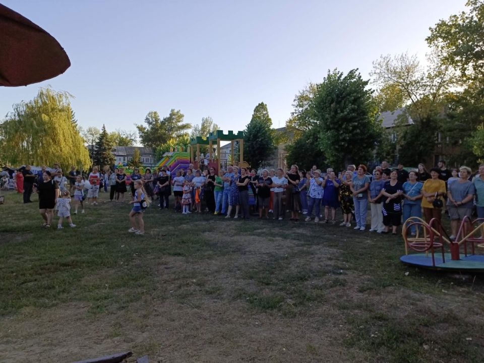 В центральном сквере посёлка городского типа Дубовский, состоялся праздничный концерт «Мой славный край шахтёрский», посвящённый Дню шахтёра и Дню посёлка В центральном сквере посёлка городского типа Дубовский, состоялся праздничный концерт «Мой славный край шахтёрский», посвящённый Дню шахтёра и Дню посёлка