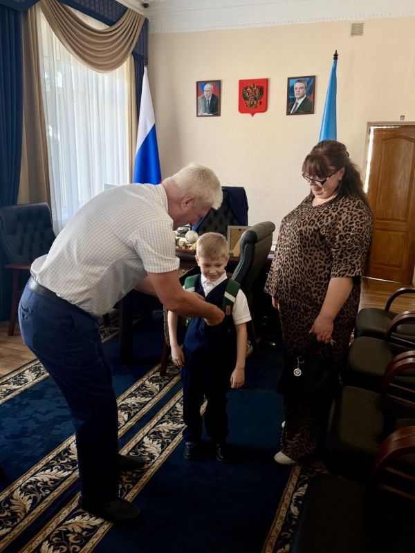 Сергей Козенко: В первый день нового учебного года выполнил приятную и важную миссию —поздравил ученика второго класса Краснодонской городской гимназии Александра Киселева и вручил ему рюкзак с комплектом необходимых для... Сергей Козенко: В первый день нового учебного года выполнил приятную и важную миссию —поздравил ученика второго класса Краснодонской городской гимназии Александра Киселева и вручил ему рюкзак с комплектом необходимых для...