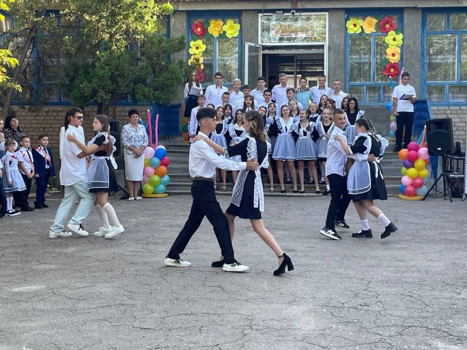Алёна Лумеровская: Сегодня на торжественной линейке в Лутугинской средней школе №2 поздравила всех с Днём знаний — светлым и значимым праздником, который объединяет детей, родителей и педагогов по всей стране! Первый звонок... Алёна Лумеровская: Сегодня на торжественной линейке в Лутугинской средней школе №2 поздравила всех с Днём знаний — светлым и значимым праздником, который объединяет детей, родителей и педагогов по всей стране! Первый звонок...