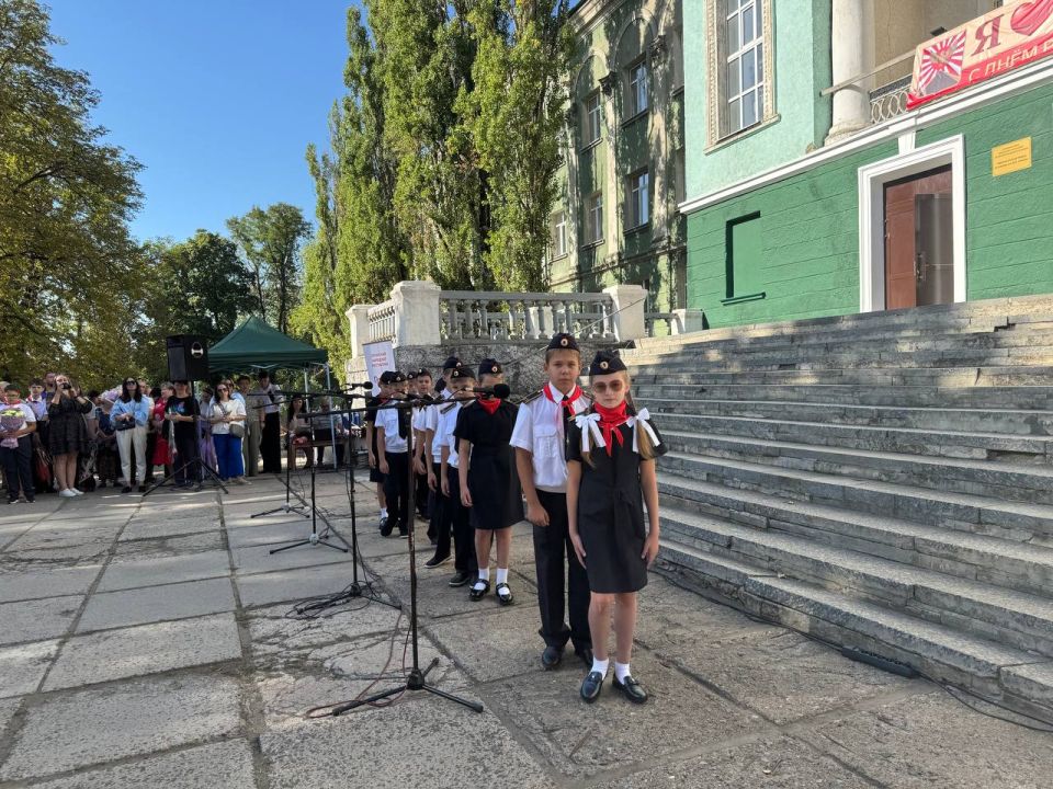 Сегодня с большим удовольствием посетила торжественное мероприятие посвященное Дню знаний и началу нового учебного года! В ГБОУ ЛНР «Краснолучской школе №11» Было очень волнительно и радостно поздравить наших дорогих... Сегодня с большим удовольствием посетила торжественное мероприятие посвященное Дню знаний и началу нового учебного года! В ГБОУ ЛНР «Краснолучской школе №11» Было очень волнительно и радостно поздравить наших дорогих...