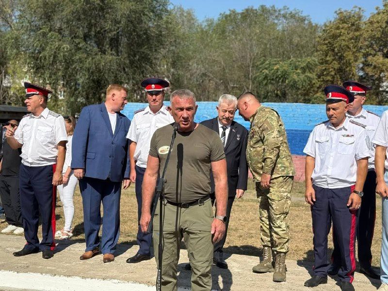 1 сентября депутаты Совета городского округа города Луганска традиционно посетили линейки, посвященные Дню знаний, в учреждениях образования своих депутатских округов 1 сентября депутаты Совета городского округа города Луганска традиционно посетили линейки, посвященные Дню знаний, в учреждениях образования своих депутатских округов