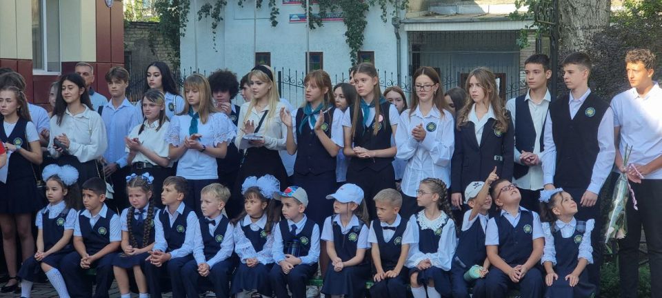Виктор Водолацкий: Сегодня, рабочий день на территории Луганской Народной Республики начался с торжественной линейки, посвященной Дню Знаний и началу учебного года в гимназии №30 имени Надежды Фесенко в городе Луганске Виктор Водолацкий: Сегодня, рабочий день на территории Луганской Народной Республики начался с торжественной линейки, посвященной Дню Знаний и началу учебного года в гимназии №30 имени Надежды Фесенко в городе Луганске