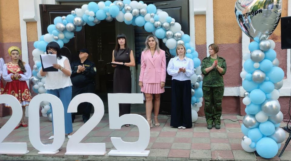 Депутаты и активисты Стахановского местного отделения партии «Единая Россия» посетили торжественные линейки Депутаты и активисты Стахановского местного отделения партии «Единая Россия» посетили торжественные линейки