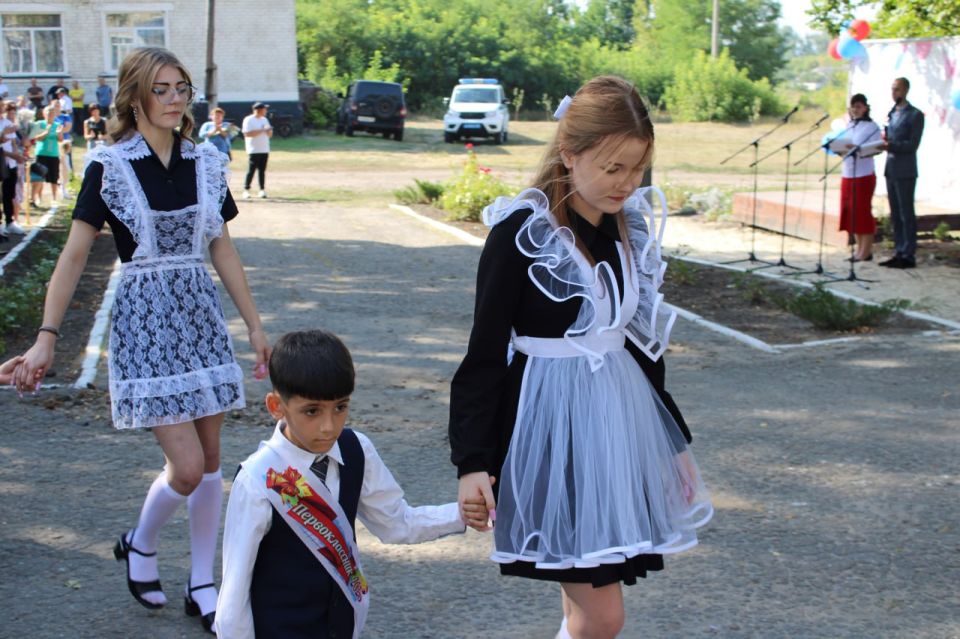 Глава Белокуракинского муниципального округа Кучерявая Ольга и представитель шеф-региона Воронежской области Жадобин Дмитрий поздравили школьников Павловской школы с Днем знаний Глава Белокуракинского муниципального округа Кучерявая Ольга и представитель шеф-региона Воронежской области Жадобин Дмитрий поздравили школьников Павловской школы с Днем знаний