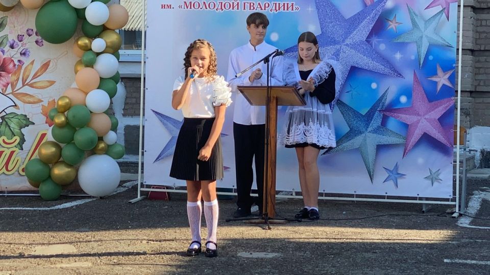 С ДНЁМ ЗНАНИЙ!. Сегодня во всех школах нашего округа прошли торжественные линейки, посвящённые началу нового учебного года С ДНЁМ ЗНАНИЙ!. Сегодня во всех школах нашего округа прошли торжественные линейки, посвящённые началу нового учебного года
